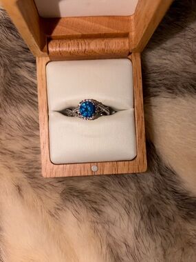 Blue Halo Sterling-Style Ring with Twisted Band staton Sterling silver.